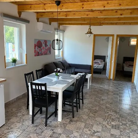 Tisza-i Apartment