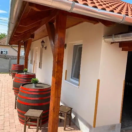 Tisza-i Apartment *
