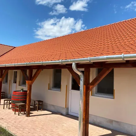 Tisza-i Apartment *