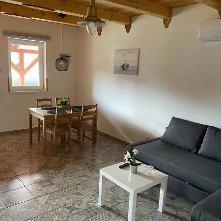 Tisza-i Apartment *